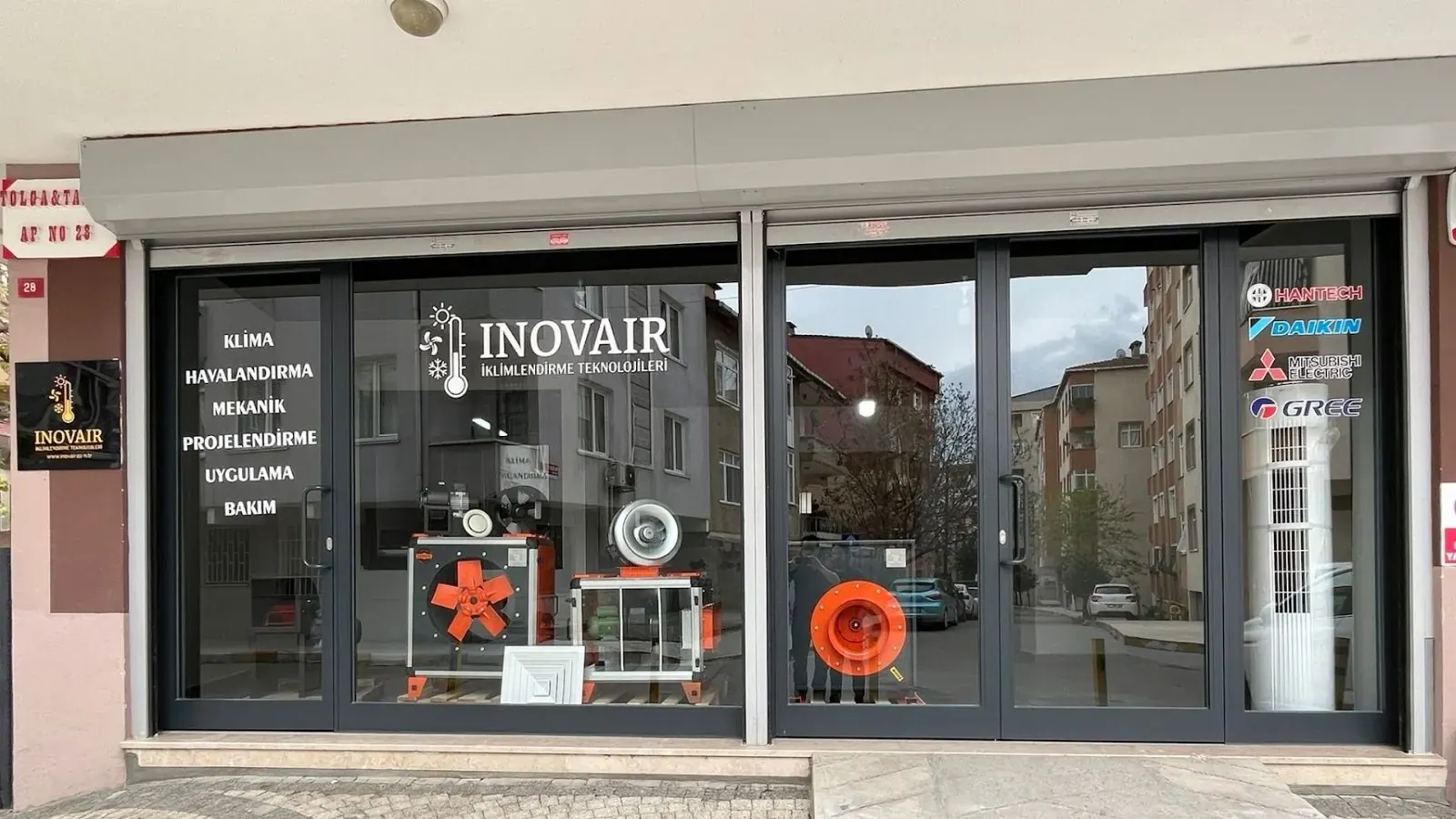 Inovair Pendik ofisi ve sergi vitrininde fan, menfez ve klima ekipmanları