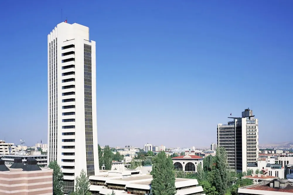 Ankara İş Kule kulesinin şehir siluetindeki uzaktan görünüşü
