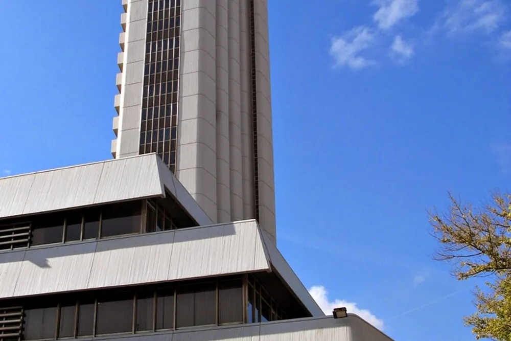 Ankara İş Kule kulesi ve alçak bloğunun aşağıdan görünüşü