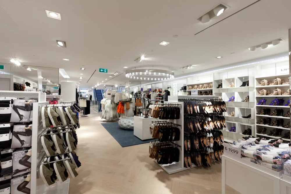 H&M Bağdat Caddesi mağazasında reyonlar ve tavandaki lineer slot menfezler