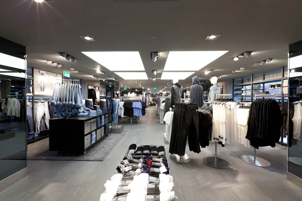 H&M Bağdat Caddesi erkek reyonu ve ışıklı tavan panelleri