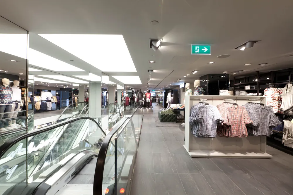 H&M Bağdat Caddesi yürüyen merdiven çevresi ve tavandaki ışık panelleri