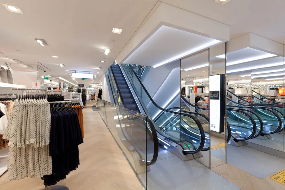 H&M Bağdat Caddesi katlar arası yürüyen merdivenler ve aydınlatmalı tavan