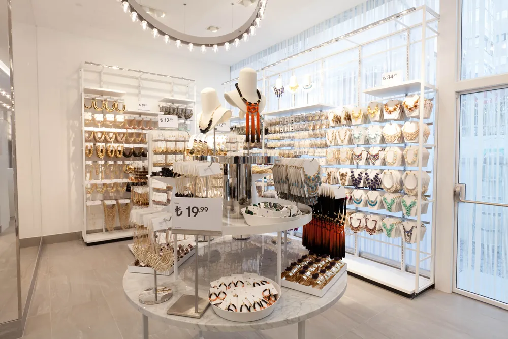 H&M Bağdat Caddesi aksesuar reyonu ve tavandaki dairesel aydınlatma