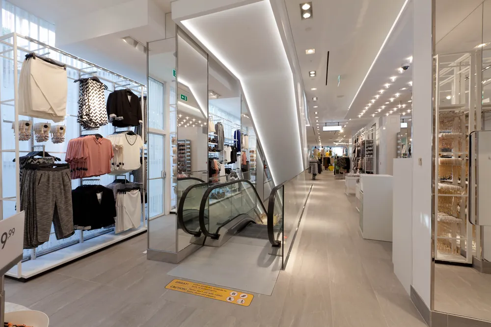 H&M Bağdat Caddesi mağaza koridoru, yürüyen merdiven ve gömme spotlu tavan