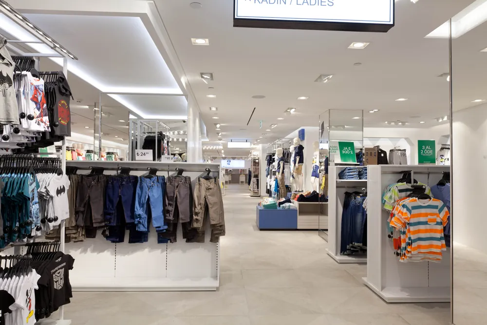 H&M Bağdat Caddesi çocuk reyonu ve tavandaki lineer menfez ile spotlar