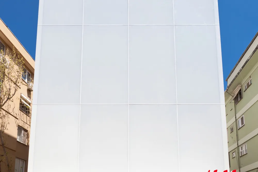 H&M Bağdat Caddesi mağazasının beyaz panel kaplı dış cephesi