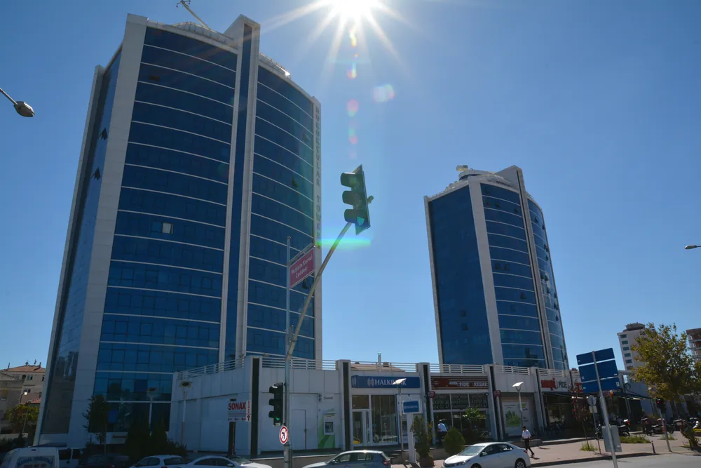 Hukukçular Towers ikiz kulelerinin cadde tarafından aşağıdan görünüşü