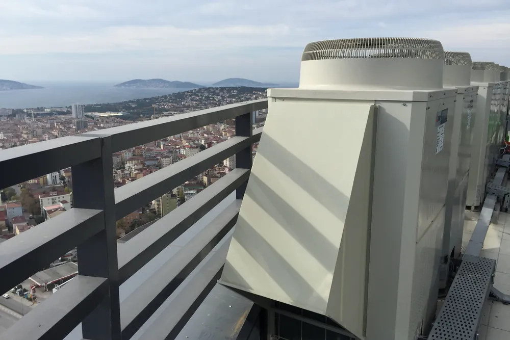 Kuriş Kule teras katında deniz manzarasına bakan yönlendirme davlumbazlı VRF dış üniteleri