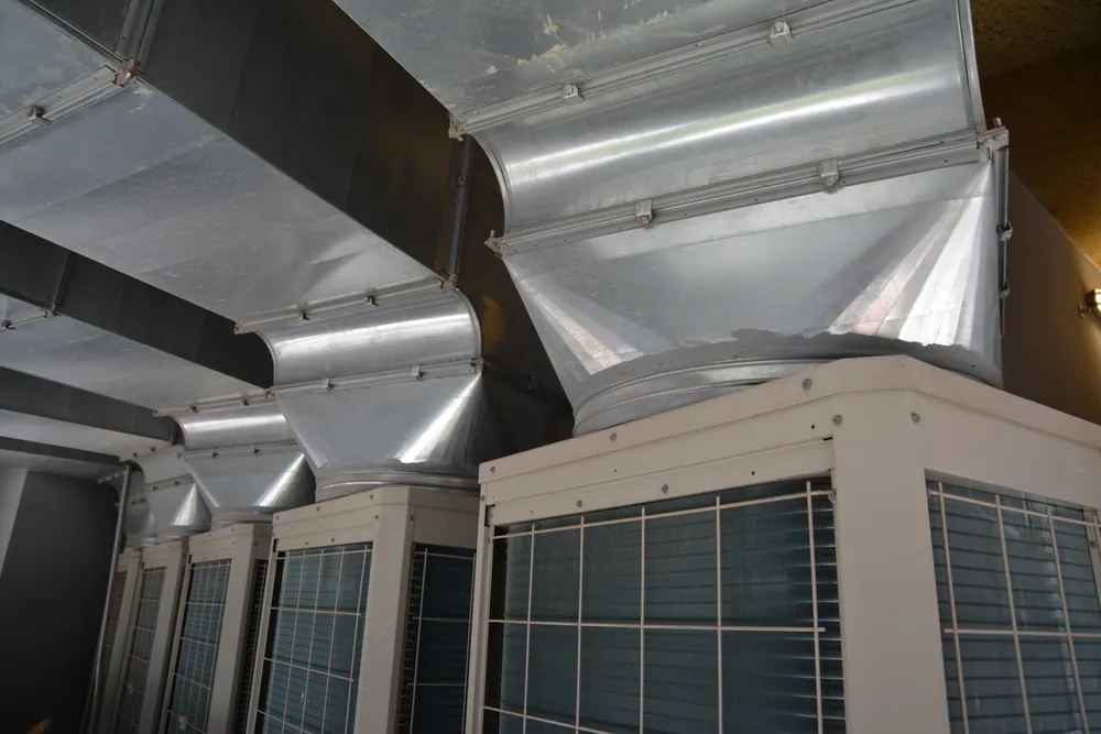 Kuriş Kule mekanik hacminde VRF dış ünitelerine bağlanan galvaniz kanal davlumbazları