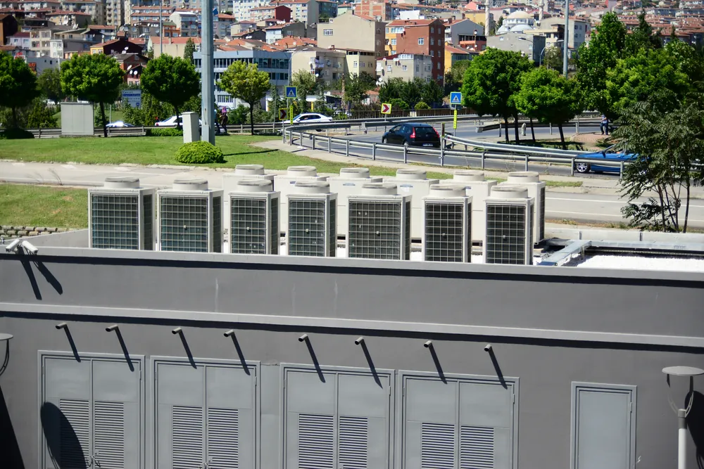 Kuriş Kule teknik blok çatısında sıralı VRF dış üniteleri ve panjurlu cephe