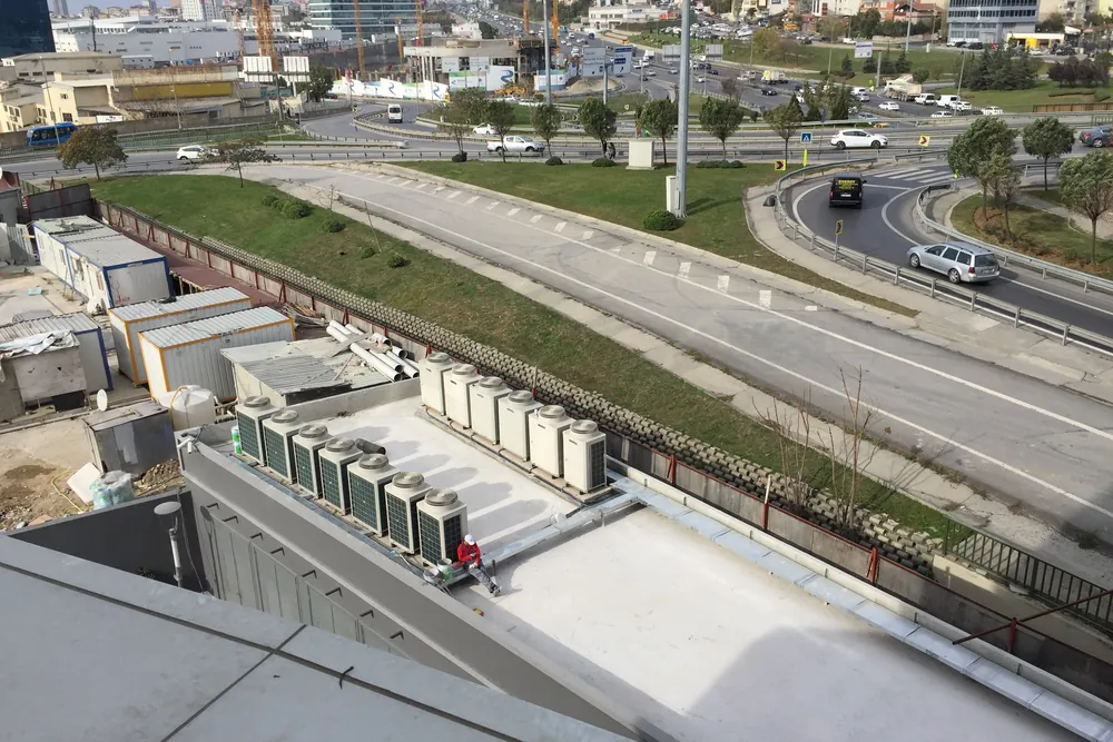 Kuriş Kule alçak blok çatısında VRF dış ünite grupları ve çevredeki yol bağlantıları