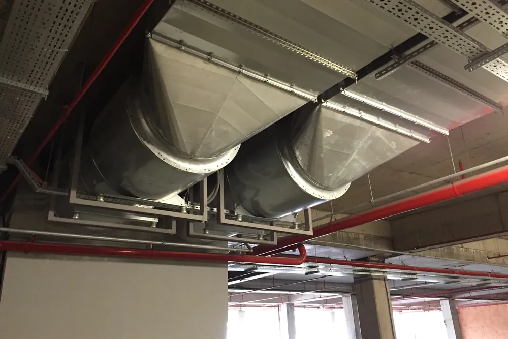 Kuriş Kule kat tavanında büyük galvaniz kanal dirsekleri ve yangın tesisatı