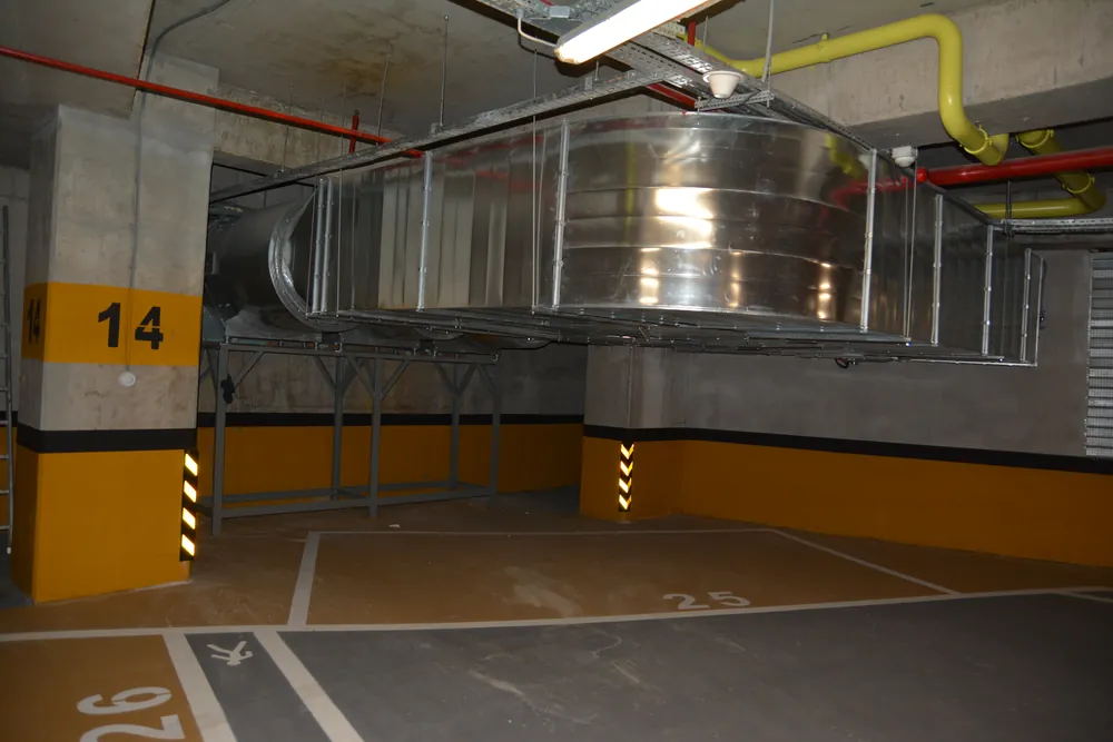 Kuriş Kule otoparkında tavana asılı galvaniz havalandırma kanalı ve panjur