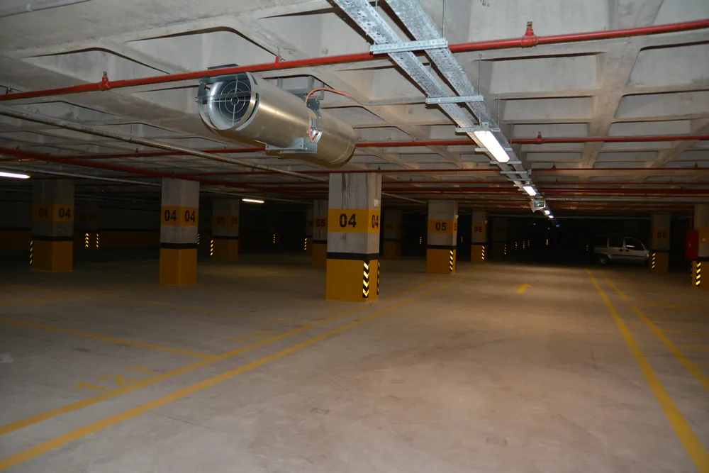 Kuriş Kule otopark tavanında jet fan ve kablo tavası