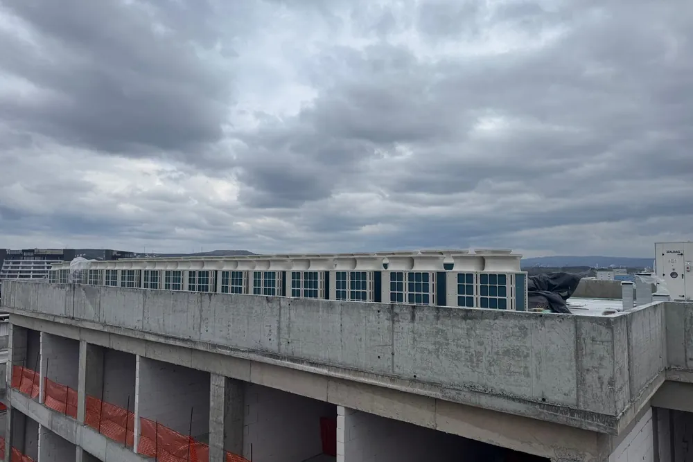 Symbol V Office çatı parapeti boyunca uzanan VRF dış ünite sırası
